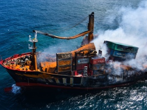 Katastrofa ekologiczna. Pożar statku przewożącego tony żrącego kwasu. A na plażach… turyści