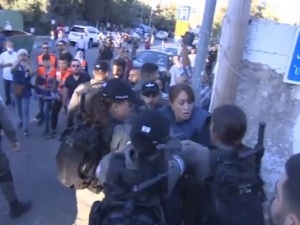 [Video] Bili mnie i kopali. Awantura wokół zatrzymania dziennikarki Al-Jazeery w Izraelu