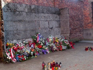 Stawali twarzami do 'czarnej ścianki'. Odgłos strzału i głowa znikała Więźniowie KL Auschwitz rozstrzelani pod Ścianą Śmierci