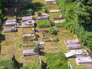 Zdewastowany cmentarz żydowski w Bielsku-Białej. To cios w historię miasta
