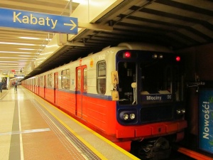 Warszawa: Nie działa prawie połowa stacji metra, grupa ludzi weszła do tunelu