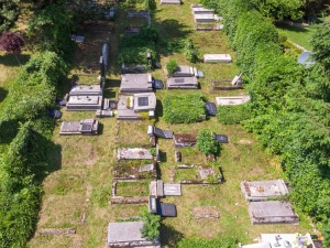 Zdewastowano cmentarz żydowski. Wiek sprawców szokuje