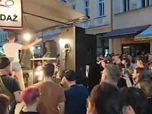 [VIDEO] Poznań. W godzinę śmierci Jana Pawła II aktywiści LGBT odtańczyli poloneza...