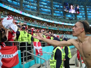 [FOTO] Tak stewardzi na meczu w Baku zwinęli duńskim kibicom tęczową flagę. I to nie koniec