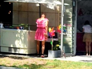 Łysy mężczyzna w różowej sukience ukradł 4 kg lodów z kieleckiej kawiarni?