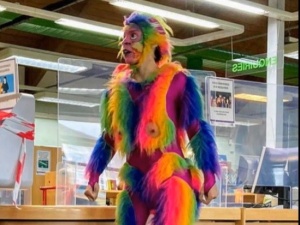 Prowokacja środowisk LGBT? Mężczyzna w kostiumie małpy z przyczepionym sztucznym penisem miał... zachęcać dzieci do czytania