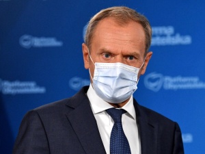 Tusk zaatakował TVP ws. szczepień. Mocna odpowiedź prowadzącego „Koronawirus. Poradnik”