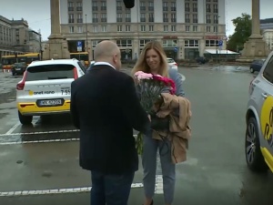 Poseł PO wręczył kwiaty zdymisjonowanej Korneckiej. Za co jej dziękował?