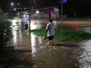 Kraków: Zalane ulice, woda przelała się przez wał przeciwpowodziowy