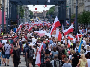 Marsz przeciwników szczepień w Katowicach. My jesteśmy czwartą falą