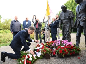 [nasza fotorelacja] Gdańsk: Pierwsze uroczystości związane z obchodami strajków z Sierpnia 1980 r. i z 1988 r. Składanie kwiatów i Msza w św. Brygidzie
