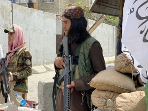 Talibowie zaczęli chodzić od drzwi do drzwi w poszukiwaniu pewnych osób. Misjonarze czekają na ewakuację z Kabulu