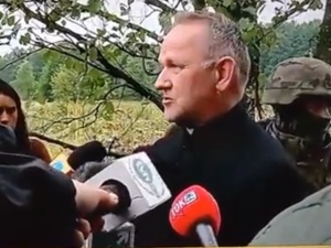 [VIDEO] Słynna polska metoda. Ks. Wojciech Lemański już na granicy z Białorusią