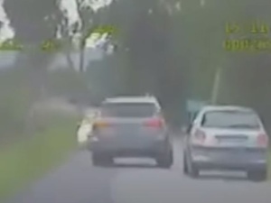 [video] Wstrząsający wypadek podczas policyjnego pościgu. Uciekinier pędził 150km/h