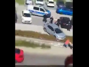 [video] Dramatyczna scena we Wrocławiu. Podejrzany uciekający przed policją prawie potrącił mężczyznę z dzieckiem