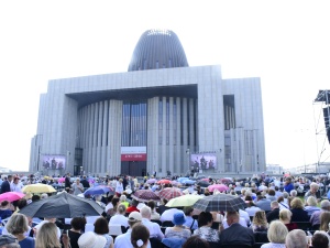 Plac przed Świątynią Opatrzności Bożej jest już niemal w pełni wypełniony wiernymi