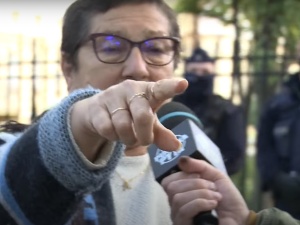 Wypad! Zaraz walnę!. Agresywna reakcja obrończyni demokracji na pytanie Pyta.pl [VIDEO]