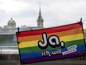 Szwajcarzy zdecydowali. „Małżeństwa homoseksualne” i adopcja dzieci przez pary tej samej płci będą legalne