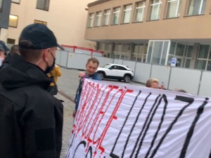 [video] To Obywatele RP wtargnęli na teren Sejmu i oblali wjazd farbą. Macie krew na rękach!!