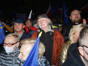 Demonstrowało ponad 100 tys.. Reuters już powtarza kabaretowe informacje warszawskiego ratusza