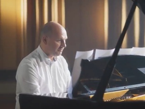 [VIDEO] Wiceszef MSZ gra na fortepianie i promuje Konkurs Chopinowski