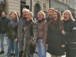Krakowscy aktorzy wrzeszczą na ulicy. Dziwaczna demonstracja przeciwko torturom na granicy [VIDEO]