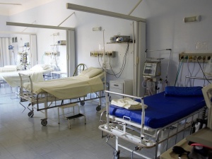 Prawie pięć tysięcy Polaków w szpitalach z powodu COVID-19