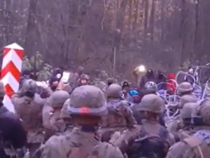 [VIDEO] Gorąco na granicy z Białorusią. Dwóch polskich żołnierzy trafiło do szpitala!