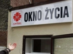 Wrocław: Zamiast noworodka siostry zakonne znalazły w oknie życia… 20-latka