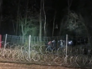 Agresywni imigranci rzucają konarami w Straż Graniczną. SG opublikowała nowy film [VIDEO]