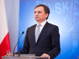 Minister Ziobro do Tuska: W Zaduszki Polacy wspominają zmarłych, a nie żerują na ich śmierci