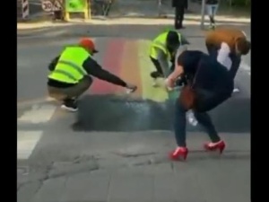 [video] Anglia: Zamalowano tęczowe przejście zaledwie kilka dni po tym, jak powstało
