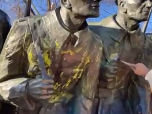 [VIDEO] Zdewastowano pomnik marszałka Piłsudskiego w Krakowie. Pomalowano go niebieską i żółtą farbą