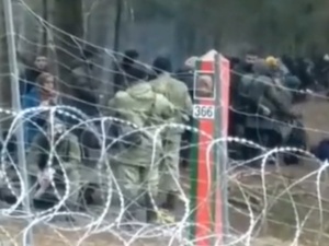 [VIDEO] Białoruskie służby przygotowują migrantów do przekroczenia granicy. SG publikuje nagranie