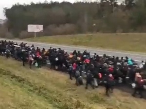 [Video] „Rozpoczęła się największa próba masowego siłowego wejścia na teren Polski”. Fala migrantów ruszyła w stronę granicy RP!