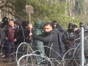 [VIDEO] Migranci straszą szpadlami Straż Graniczną i niszczą umocnienia. Nowy film