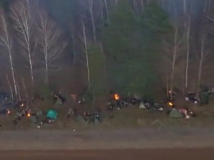 [VIDEO] Jak wygląda obozowisko migrantów przy granicy z Polską? Są nagrania z powietrza