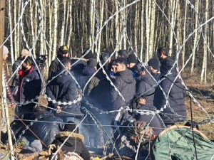 Odprawa migrantów z białoruskim propagandystą? Terytorialsi publikują zaskakujące zdjęcie