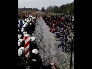 Nielegalni imigranci gromadzą się przy przejściu w Kuźnicy. Spodziewane siłowe forsowanie granicy. Nowy film
