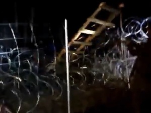 „Allahu Akbar!” Migranci próbowali w nocy sforsować ogrodzenie na granicy polsko-białoruskiej [VIDEO]