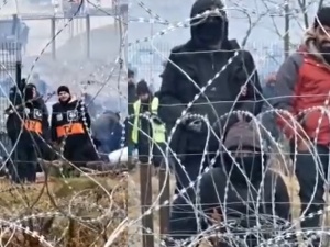 Happening przy granicy. Białoruskie media nagrywają migrantów, jak proszą Polskę o pomoc