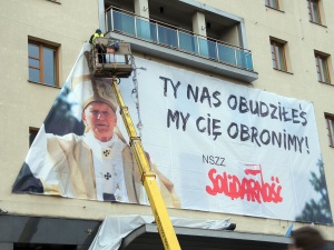 Banner z wizerunkiem św. Jana Pawła II zawisł na budynku Solidarności i Bazylice św. Brygidy w Gdańsku