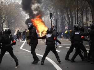 Francja: Setki tysięcy demonstrantów przeciwko reformie emerytalnej. Zamieszki w wielu miastach