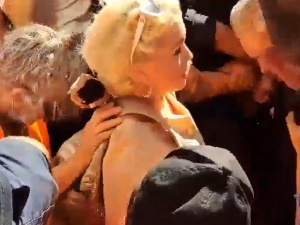 Feministka zaatakowana przez agresywny tłum transaktywistów [WIDEO]