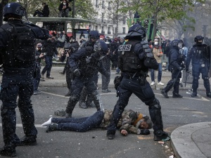 Przewodniczący francuskiego episkopatu: Przemoc jest alarmującym symptomem stanu tkanki społecznej