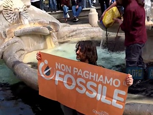 Aktywiści klimatyczni wlali niezidentyfikowany płyn do słynnej włoskiej fontanny [VIDEO]