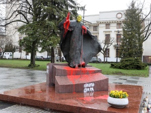 Łódź: W nocy zniszczono pomnik Jana Pawła II #SolidarnizJPII