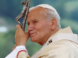 Ruszył Marsz Papieski w Krakowie. Piotr Duda złożył kwiaty przy kamieniu upamiętniającym Msze Papieskie #SolidarnizJPII [NA ŻYWO]