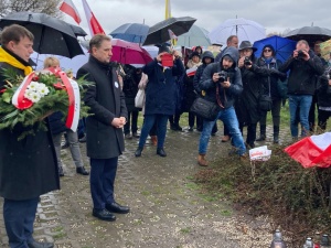 Ruszył Marsz Papieski w Krakowie. Piotr Duda złożył kwiaty przy kamieniu upamiętniającym Msze Papieskie #SolidarnizJPII [NA ŻYWO]