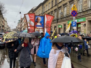 Trwa Marsz Papieski w Krakowie. „Kiedyś On był przy nas, a teraz my jesteśmy przy Nim” #SolidarnizJPII [NA ŻYWO]